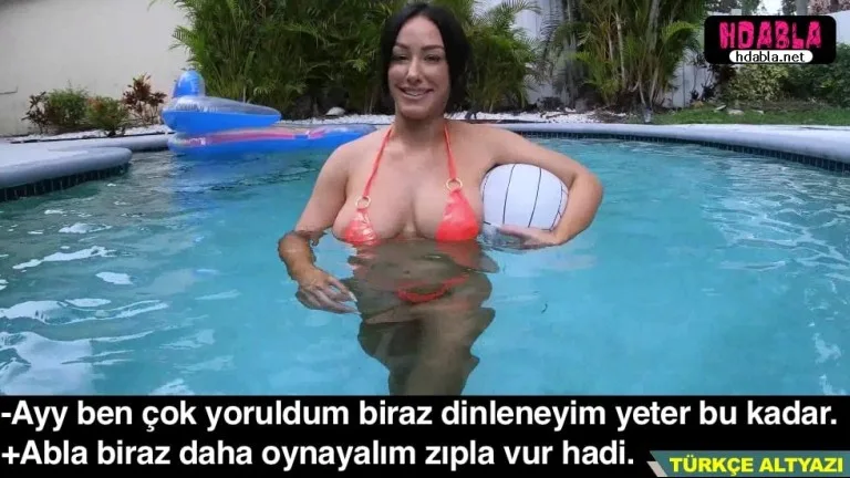 ablamla havuzda voleybol oynuyoruz zipladikca memeleri hopluyor.jpg