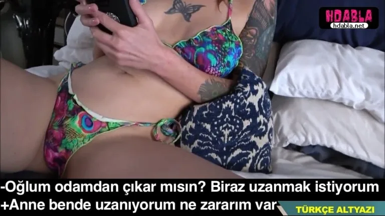 annem bikiniyle uzanirken bacak arasina bakip zevke geldim.jpg