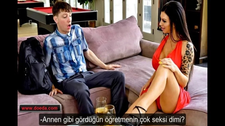 annesinin arkadasi milf hocasini ziyarete gelen suzuk amciga kapildi.jpg