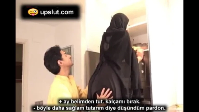 arkadan destekleyen turbanli olgunu merdivende oksadi.jpg