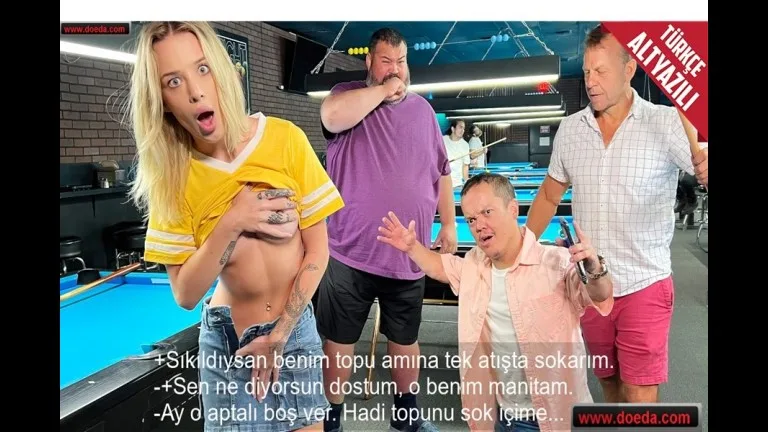 arkadaslariyla bilardo oynarken zorba erkeklerden bikkinlik geciren sarisin kizin amina topunu soktu.jpg