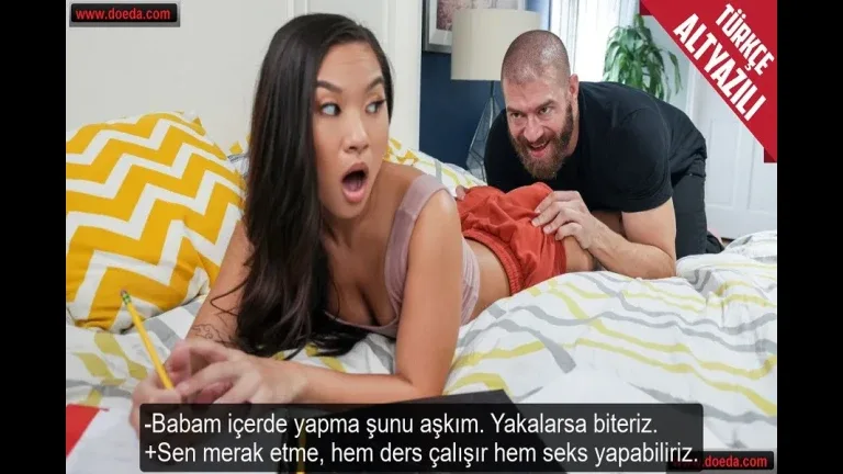 asyali melez kizla ders calisirken babasini umursamadan pompaladi.webp