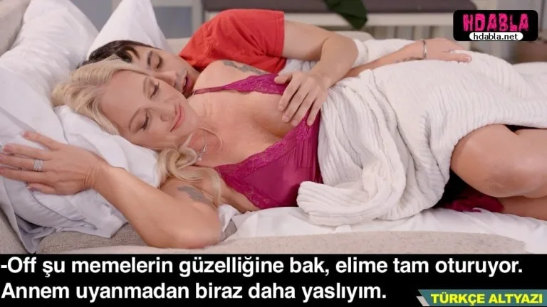 babam cok horladigi icin annem gecelikle gelip yanima yatti arkadan yasladim.jpg