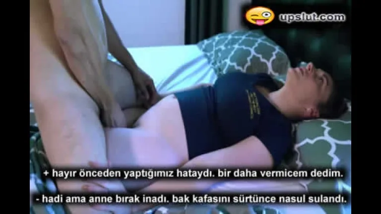 bacaklarini ayirmayan annenin amina surtunup bosaldi.jpg