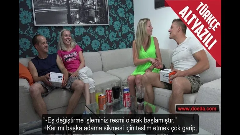 bir haftaligina es degistirmek icin anlastiklari ciftle swingers yaptilar.jpg
