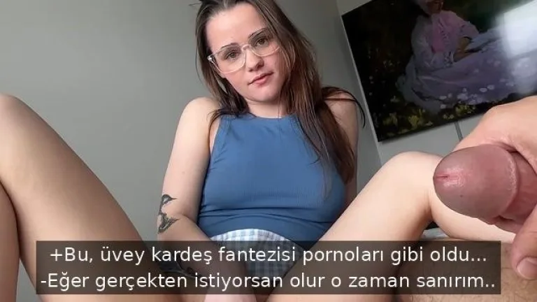 birlikte porno izleyip masturbasyon yaptigi uvey kardesinin sikini icine aliyor.jpg