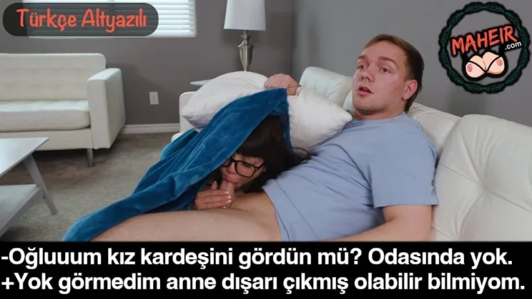 bizimkiler evdeyken salonda kiz kardesimin agzini sikiyorum.jpg
