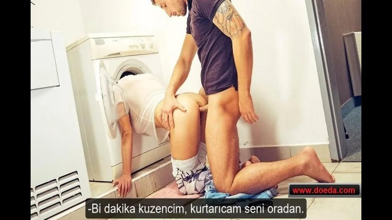 camasir makinesine sikisan kuzenini sikerek sikini temizletti.jpg
