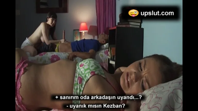 cekingen bakire gece sikisen ciftlerin arasina katildi.jpg