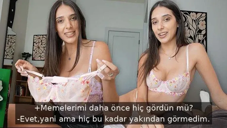 cilveli uvey kiz kardesinin dogum gunu hediyesini agzina veriyor.webp