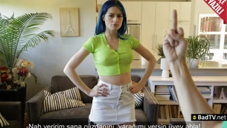 cuzdanini bulmasina yardimci olmasini isteyen ablasina sikini kaldirtti.jpg