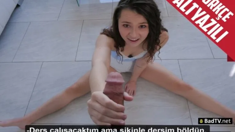 ders calisan liseli kiz annesinin sevgilisinin sikini tuttu.jpg