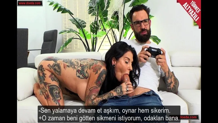 dovus oyunu oynayan erkeginin dikkatini sakso cekerek dagitti.jpg