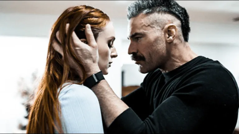 dul adam oglunun sevgilisiyle birlikte oluyor.jpg