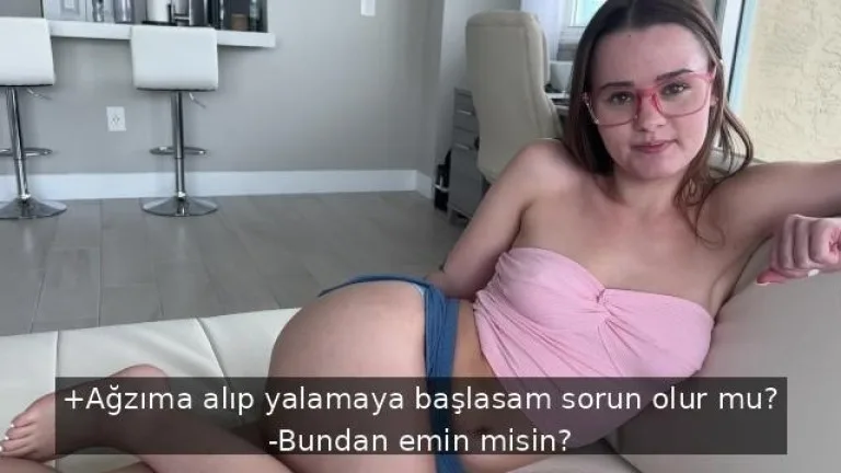 dus alirken uvey kardesi tarafindan dikizlendigini fark eden fahise sikis istegini aciga cikariyor.jpg