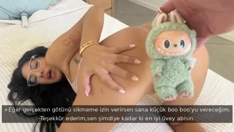esmer lolita uvey kardesinin hediye oyuncagi karsiliginda amini takas ediyor.webp