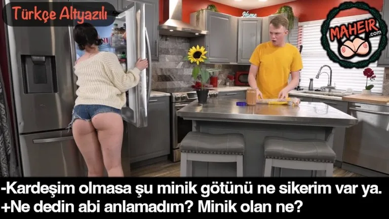 evde kisacik sortla gezen bacisinin gote bakip ic geciriyor.jpg