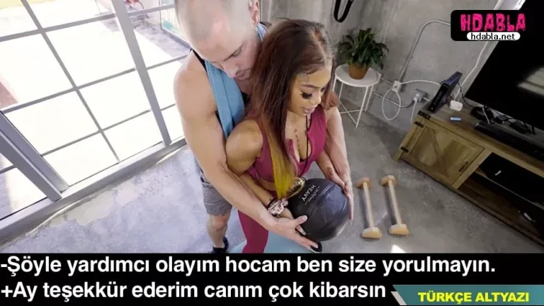 eve gelen kiz antrenore yardim ediyor ayagina dayadim.webp