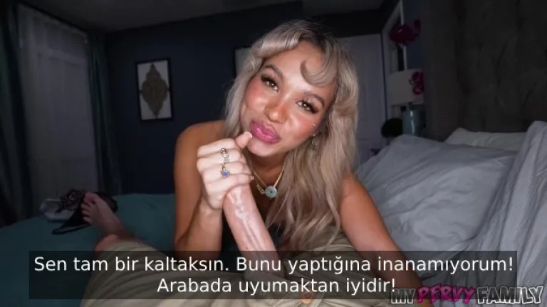 gece sarhos gelen orospu uvey kardesini odasina goturup amina kiyiyor.jpg