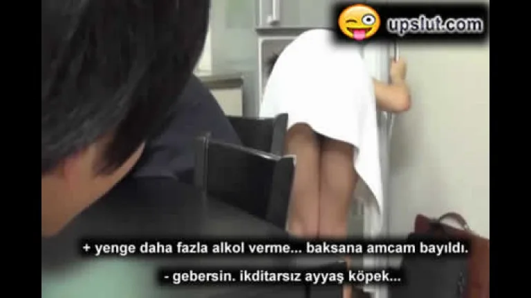 havludan acilan arkadasin karisinin kalcalarina dayanamadi.jpg