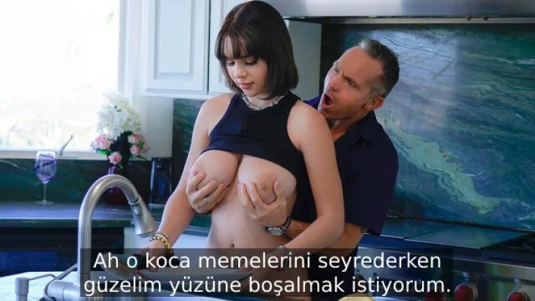 hayallerini susleyen uvey kizina arkadan saldiriyor.jpg