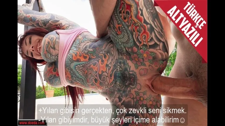 her yerinde dovme olan minyon yilan kiz buyuk yarak avladi.jpg