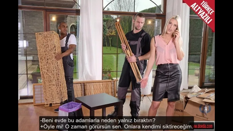 iscilerle yalniz birakilan kadin kocasina sinirlenip deliklerini siktirdi.jpg
