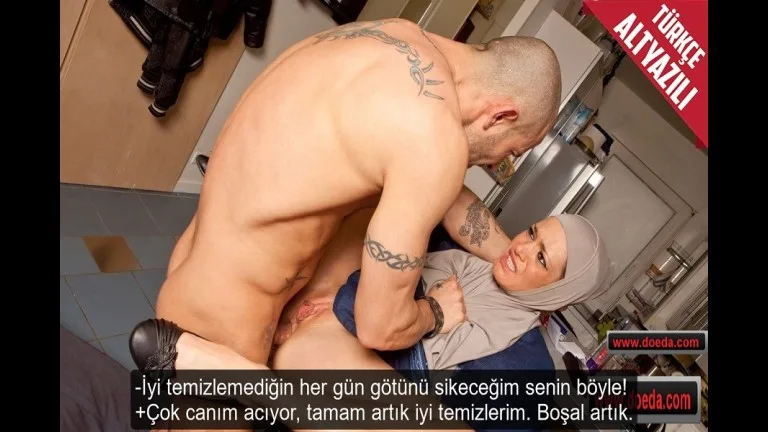 iyi temizlemeyen turbanli temizlikcinin gotune sopasini soktu.jpg