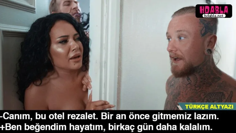 kasar kadin sevgilisiyle konusurken kapinin arkasinda otel sahibine veriyor.jpg