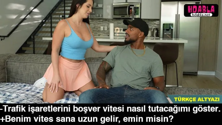 kasar kari arkadasinin kocasindan ehliyet sinavi icin ders aliyor.jpg