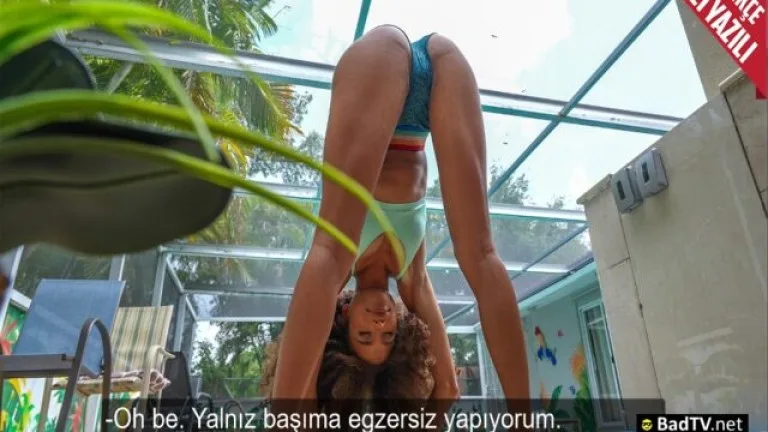 kivircik esmer uvey kiz kardesini gizli kameradan izleyip sikti.jpg