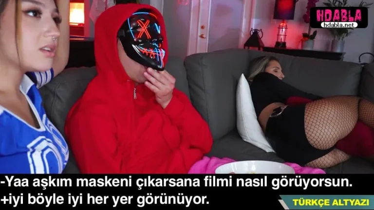 kiz arkadasimla film izlerken salakta anasinin gotune bakiyorum.jpg