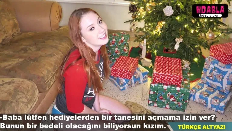 kizil sacli kizini yilbasindan once hediyeleri acarken yakaladi.jpg