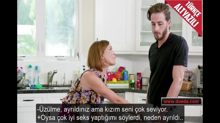kizinin eski sevgilisine kendini siktirerek teselli eden anne.jpg