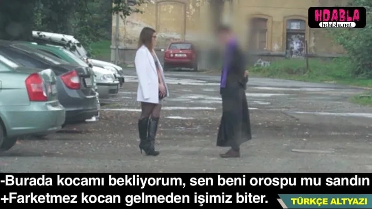 kocasini bekleyen evli kadini orospu sanip para teklif ettiler.jpg