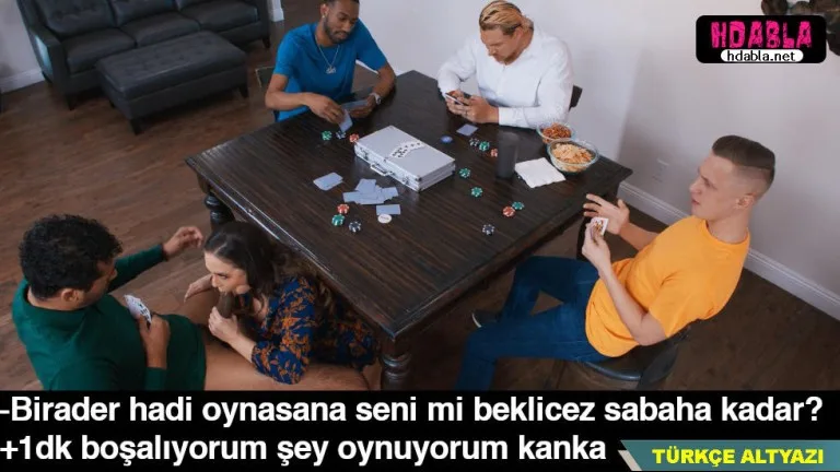 kocasinin eve gelen arkadaslarina masa altindan sakso cekiyor.jpg