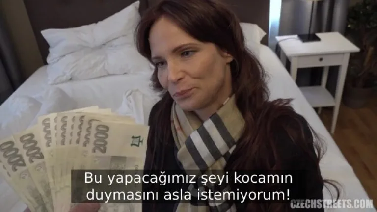 kocasinin yoklugunu firsat ceviren evli orospunun aklini celiyor.jpg