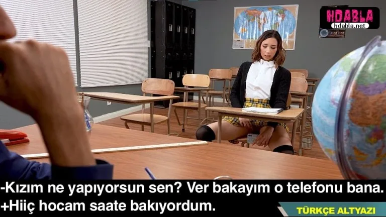 liseli kiz etek altini cekip manitasina atarken hocaya yakalandi.jpg