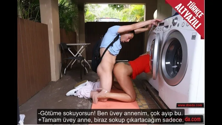 makineye uzanirken kalcalari gozuken yasli uvey anneye tecavuz.jpg