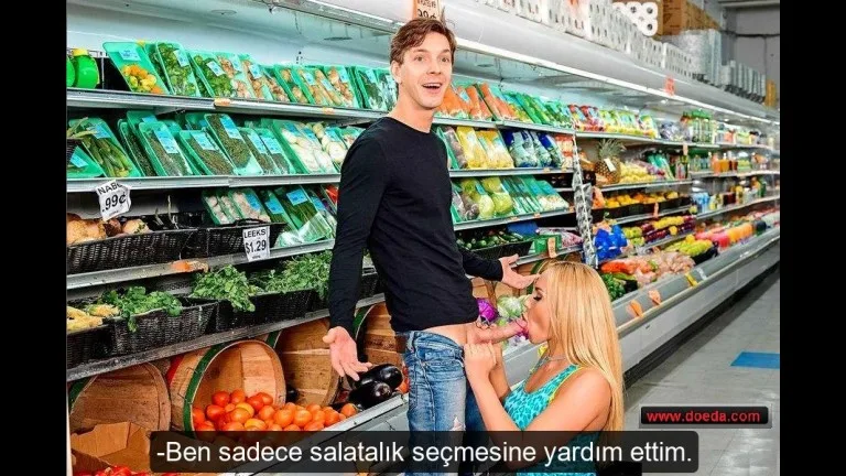 manavda salatalik secmekte zorlanan hatuna organik hiyari yedirdi.jpg
