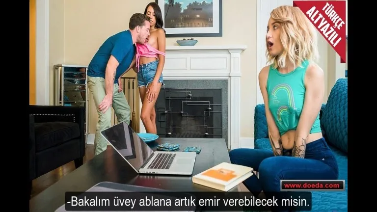 ogle yemegi yapmayan uvey ablasini arkadasinin yaninda sikti.jpg
