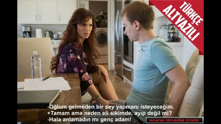 oglunun saf arkadasinin sikini elleyen milf yaragi icine aldi.jpg