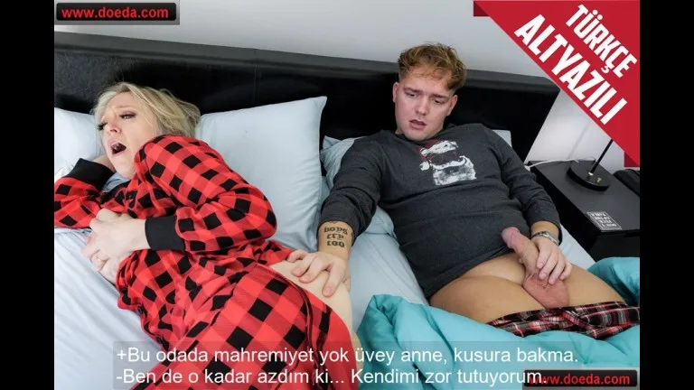 otelin disiplinsizligi yuzunden ayni yataga girmek zorunda kaldigi uvey annesini sikti.jpg