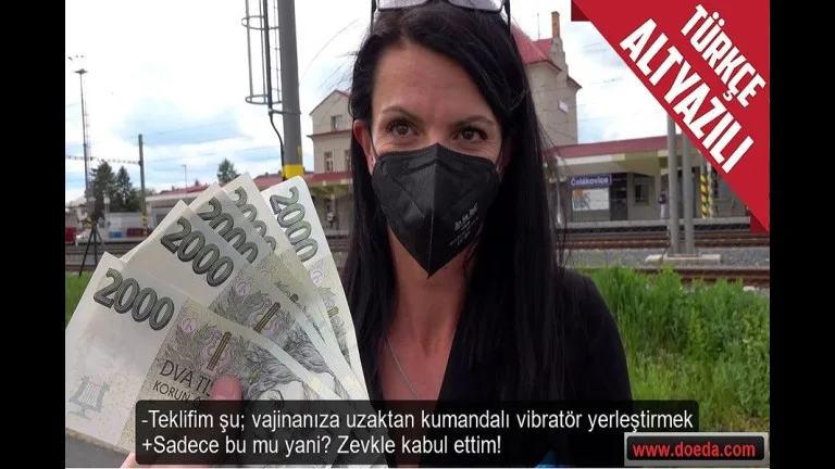 parayla amina uzaktan kumandali dildo sokturup sokakta sikti.jpg