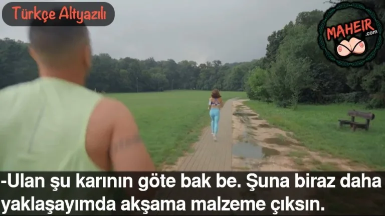 parkta kosu yaparken onunde kosan kizin gote bakiyor.jpg