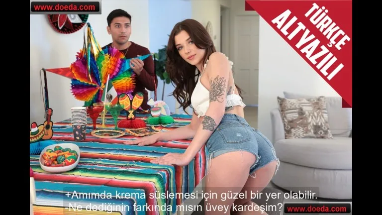 parti suslemesi yaparken kremali kek icin amini doldurtan uvey kardes.jpg