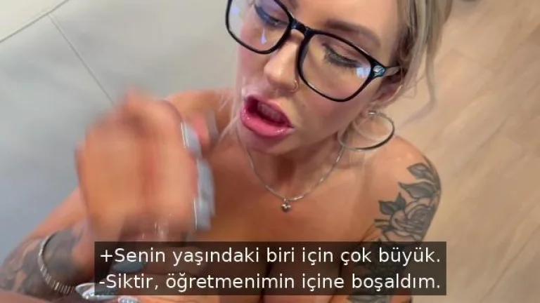 seks duskunu ogretmen derse odaklanmayan genc ogrencisinin dikkatini sikiserek topluyor.jpg