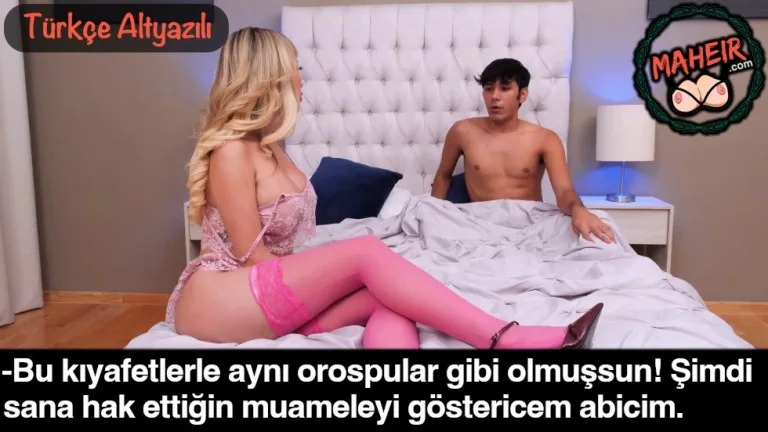 seksi kiyafetlerle odasina gelen kiz kardesini altina aldi.jpg