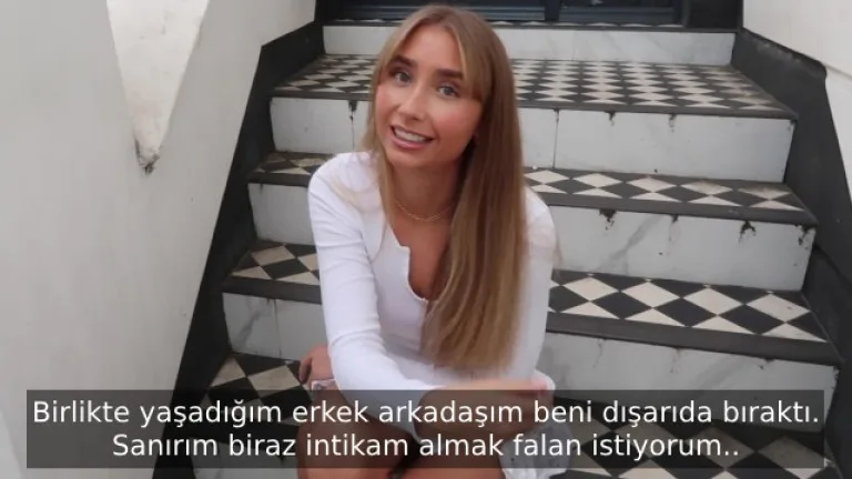 sevgilisi tarafindan kapiya konulan kiz en yakin arkadasiyla yatiyor.jpg