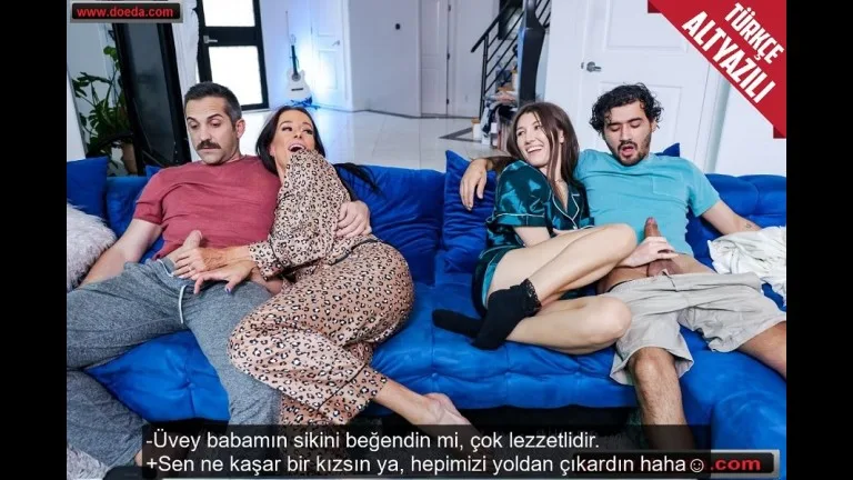 sevgilisinin annesiyle uvey babasini yaninda sikistiren atesli kiz.jpg